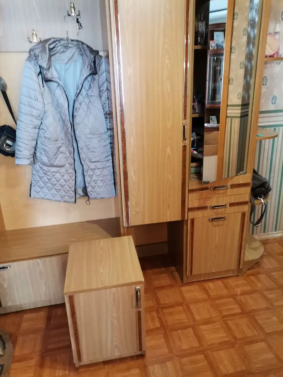 Продам прихожую с антресолями и зеркалом - Мебель (Для дома и дачи) в Неизвестно