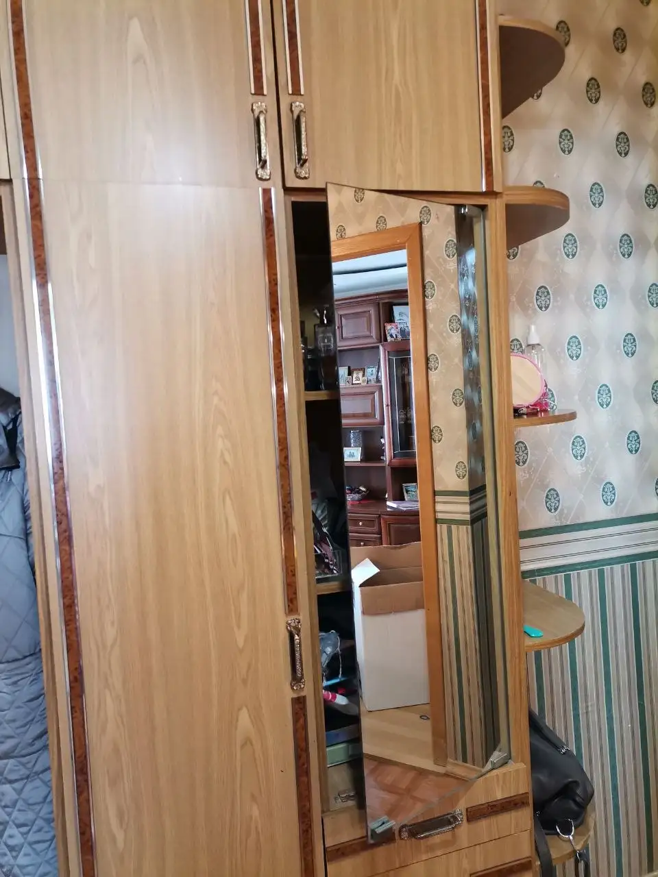 Продам прихожую с антресолями и зеркалом - Мебель (Для дома и дачи) в Неизвестно