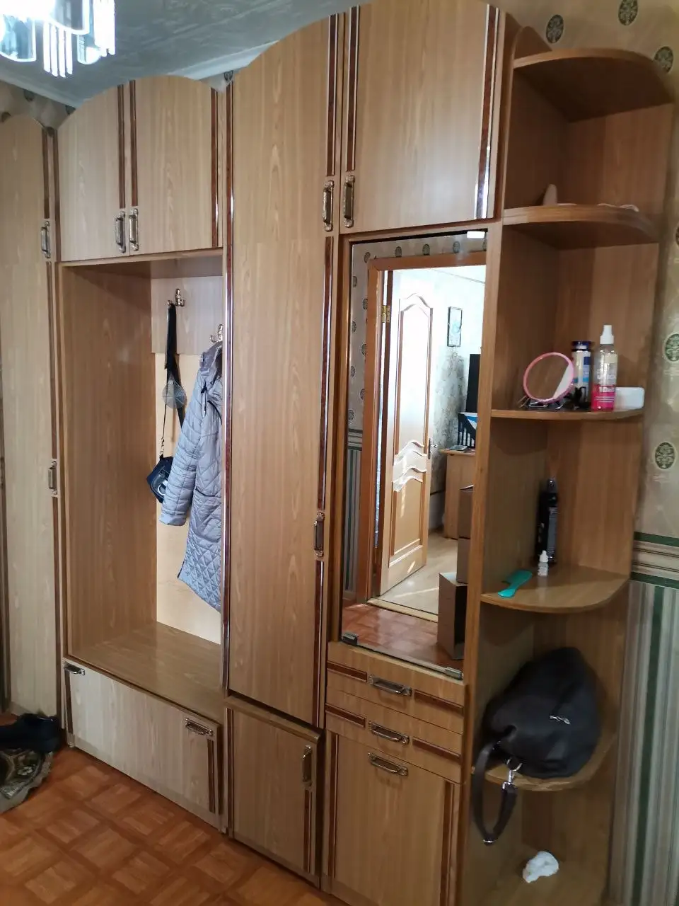 Продам прихожую с антресолями и зеркалом - Мебель (Для дома и дачи) в Неизвестно