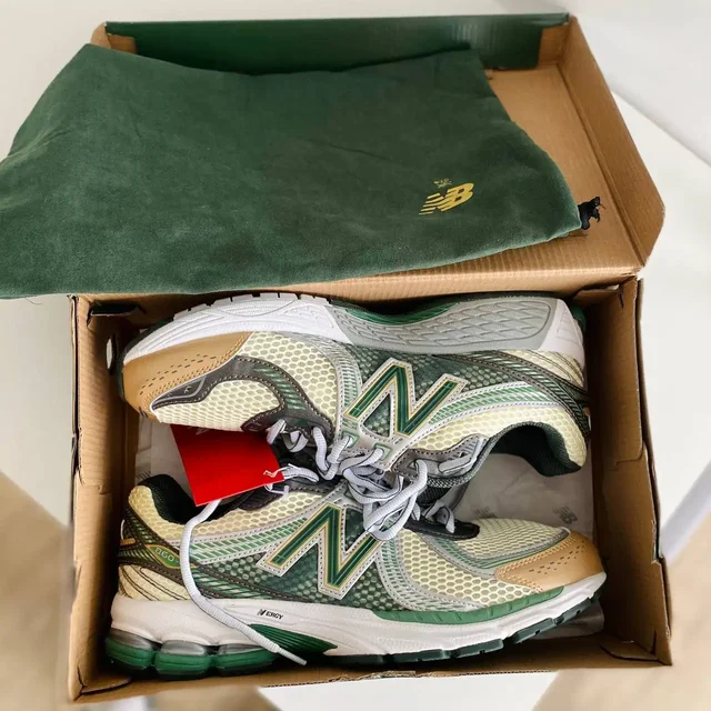 Мужские кроссовки новые в коробке - Одежда в Неизвестно