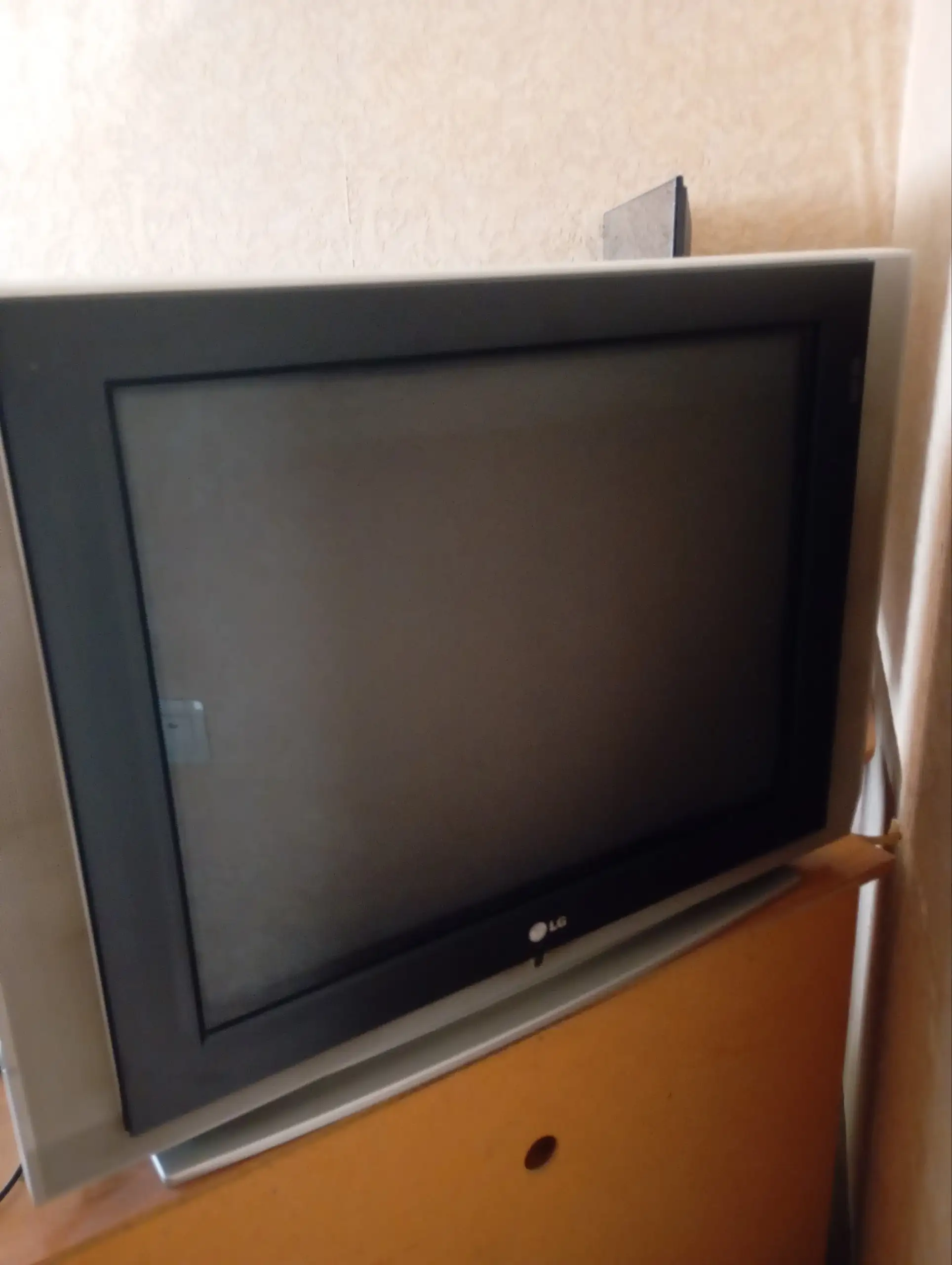 Продажа межкомнатной двери и телевизора LG - Барахолка в Неизвестно