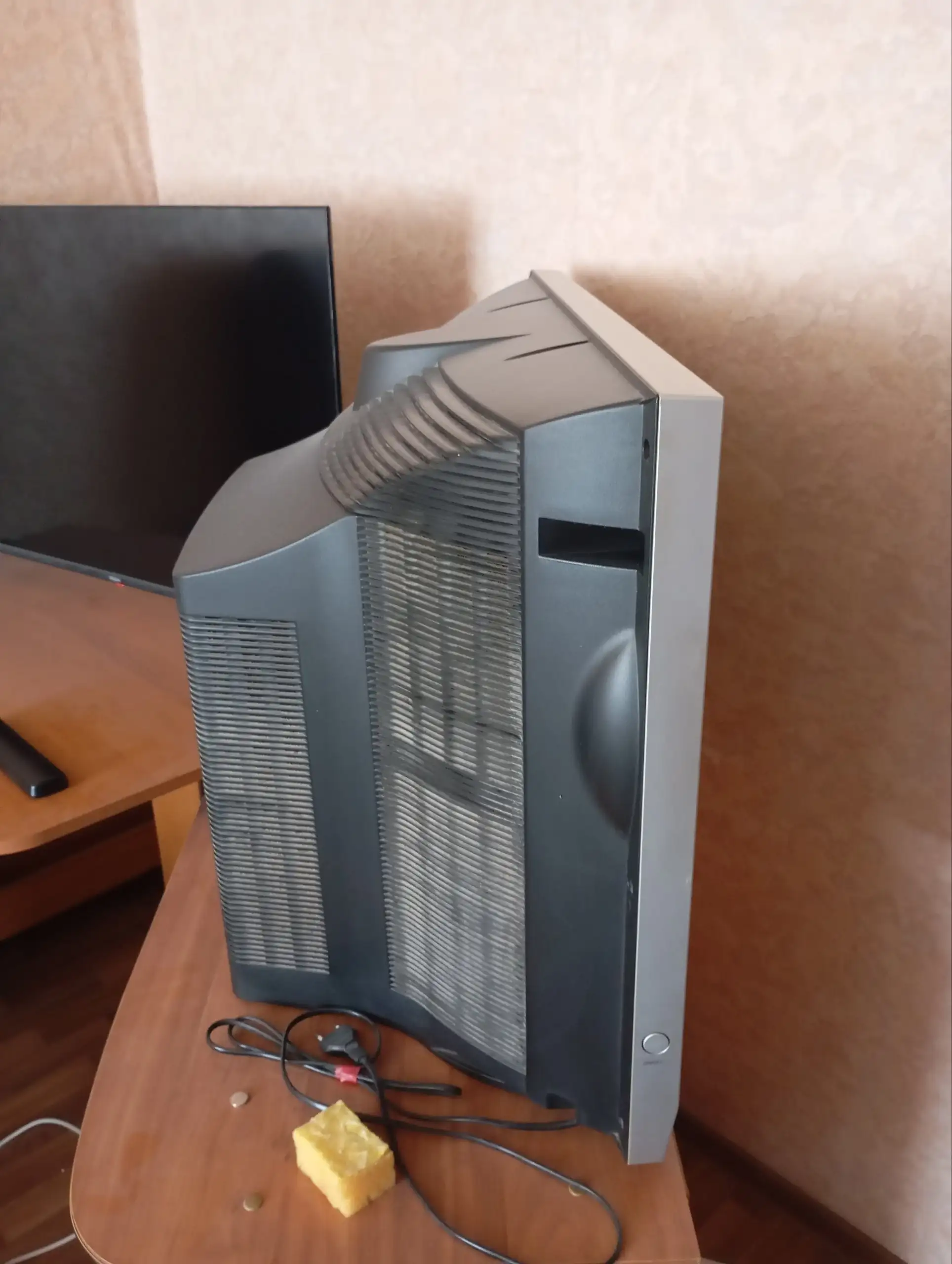 Продажа межкомнатной двери и телевизора LG - Барахолка в Неизвестно