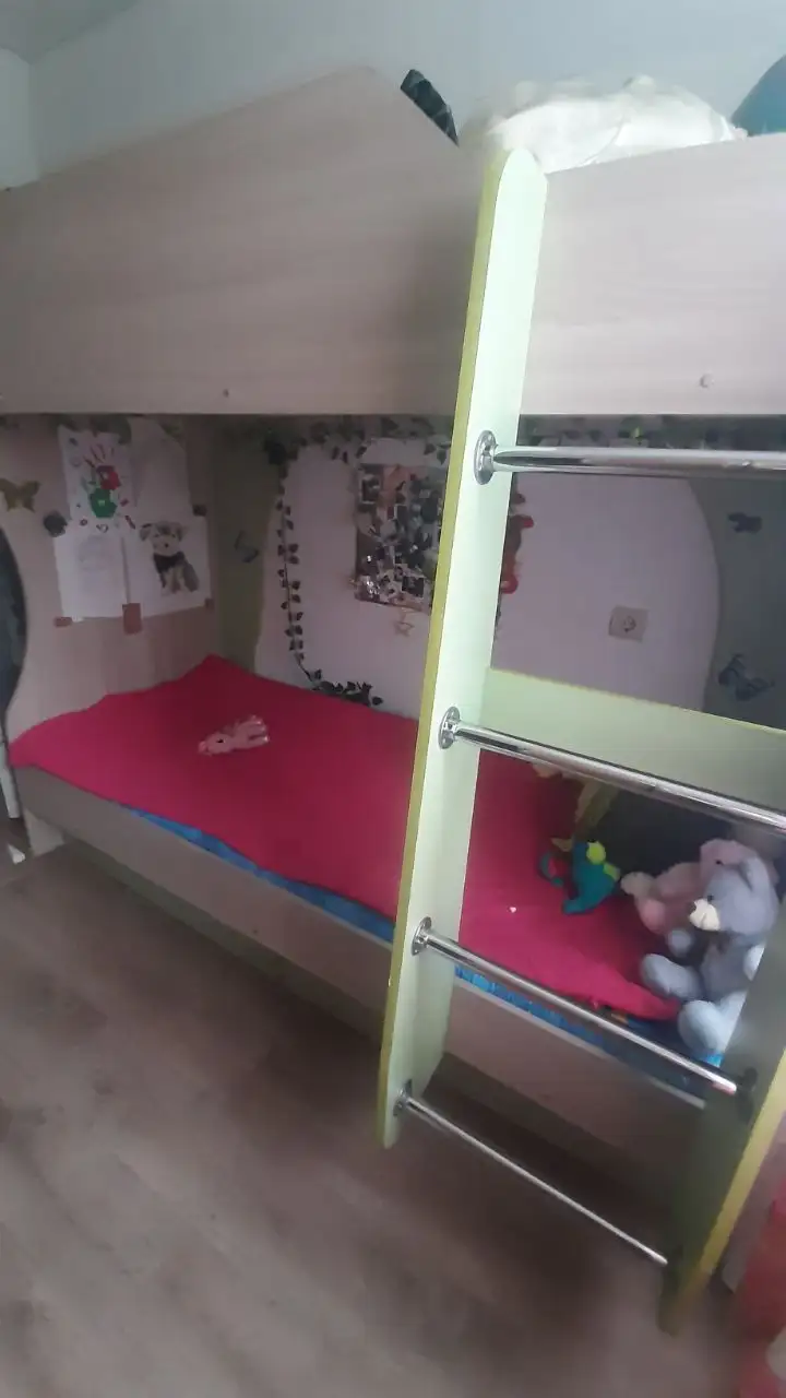 Двухъярусная кровать с матрасами и выдвижными ящиками - Барахолка в Орск
