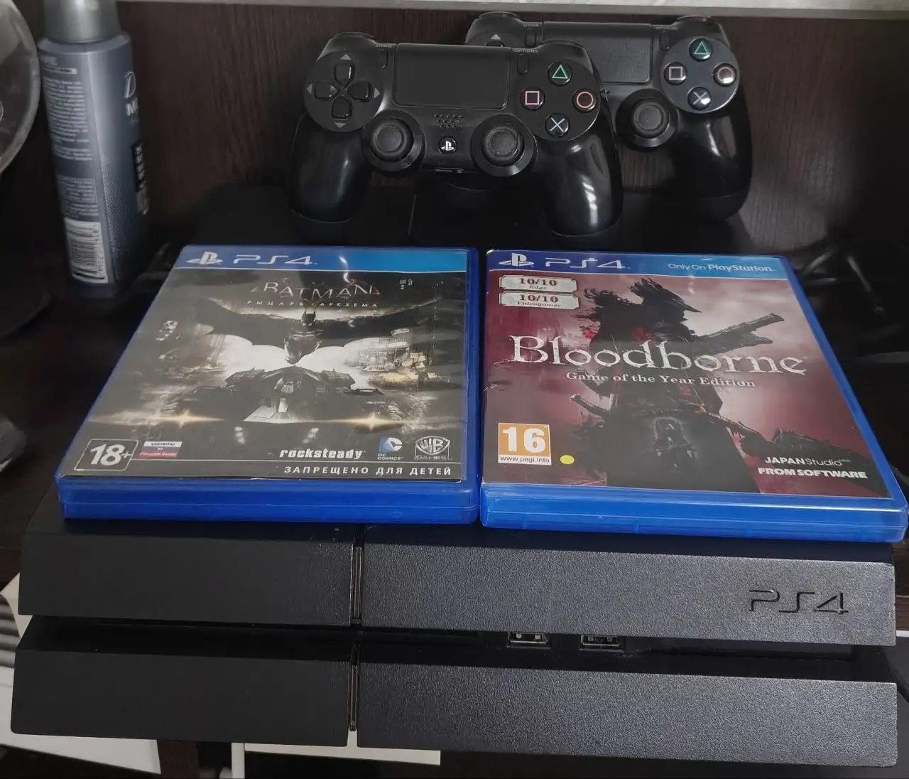 Продам PlayStation 4 с двумя джойстиками и двумя играми - Игры и приставки (Электроника) в Орск