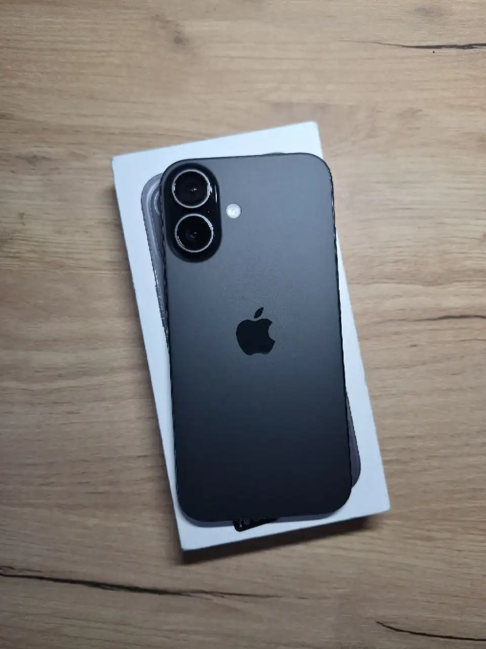 Продаю iPhone 16 256 ГБ в черном цвете - Смартфоны (Электроника) в Неизвестно