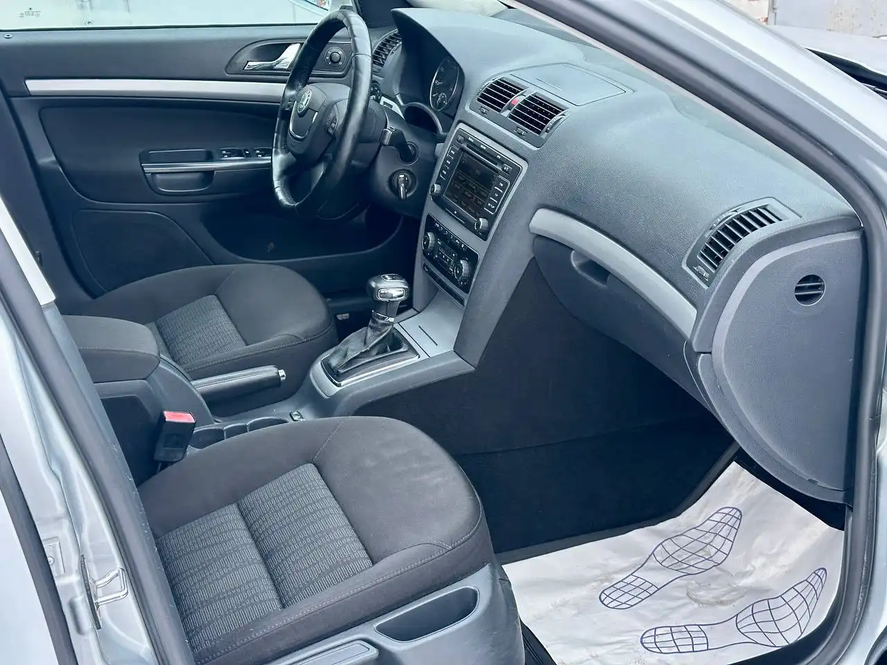 Toyota Camry 2011 года, 1.8 АКП, максимальная комплектация