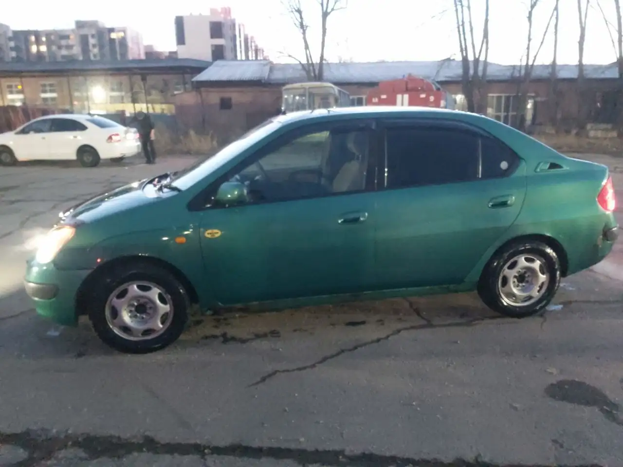 Продажа Toyota Prius 10-го поколения - Легковые автомобили (Авто) в Иркутск