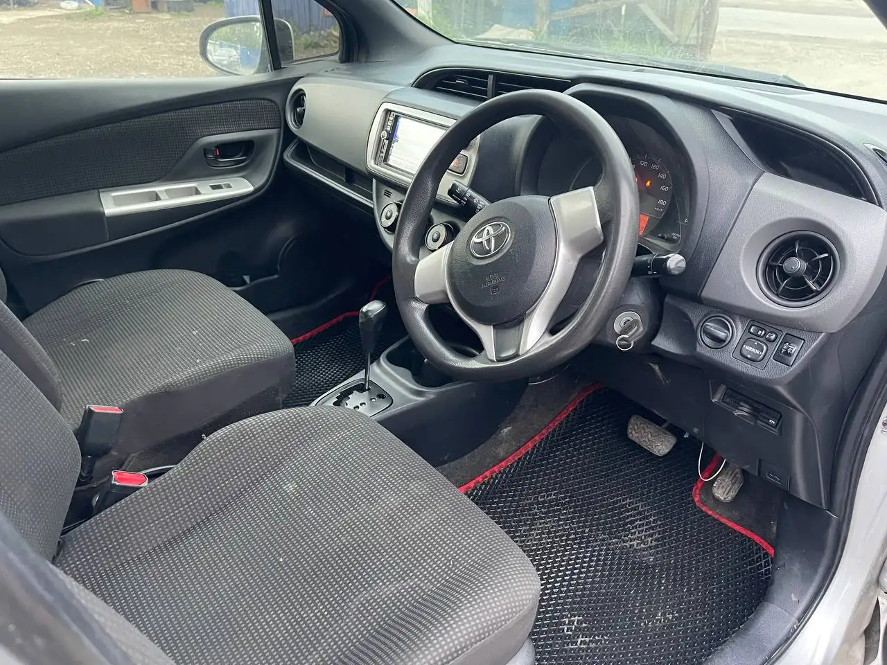 Toyota Vitz 2015 - Легковые автомобили (Авто) в Иркутск