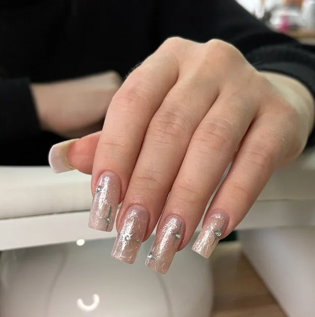 Запись на маникюр и наращивание ногтей - Услуги в Красноярск