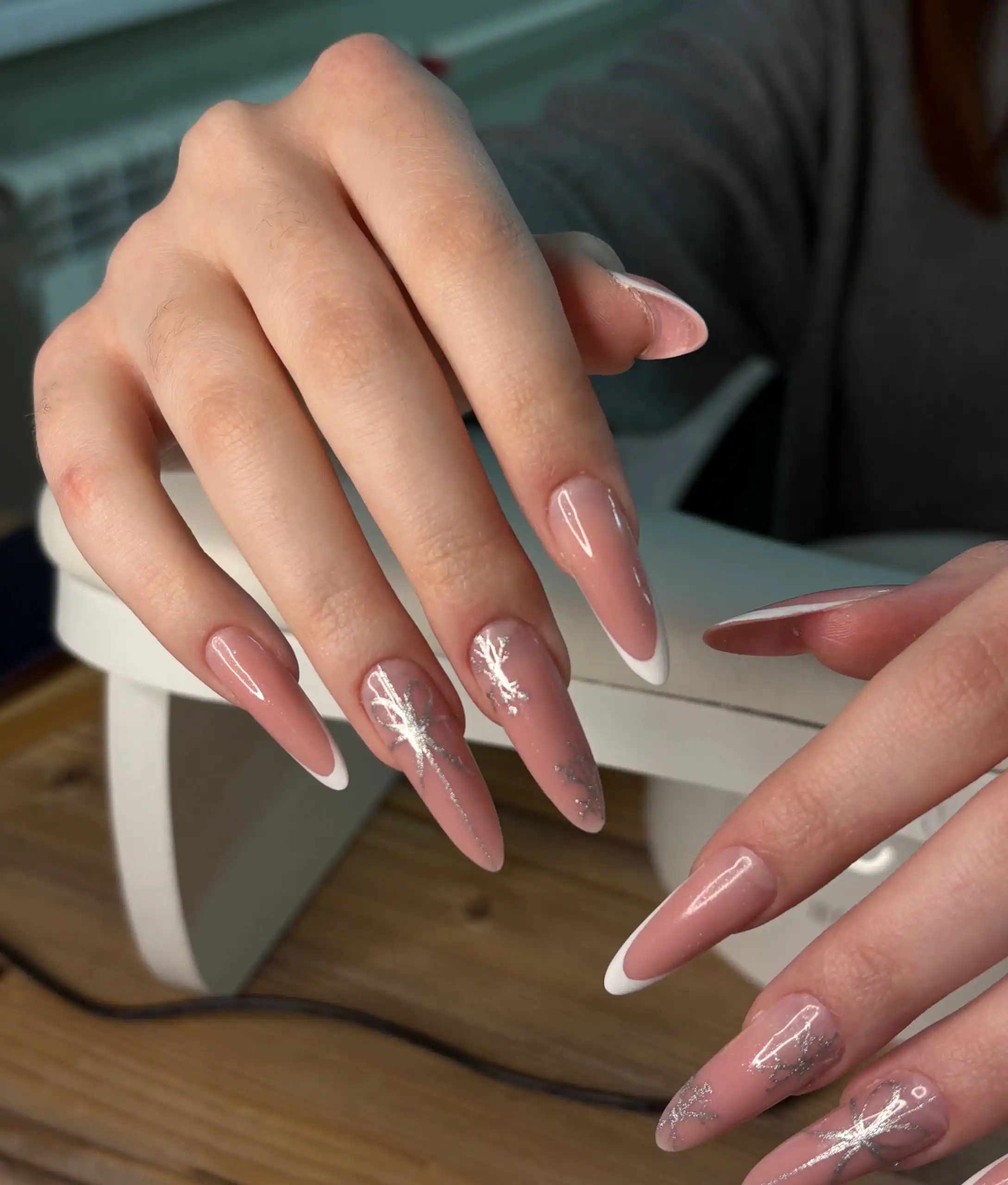 Запись на маникюр и наращивание ногтей