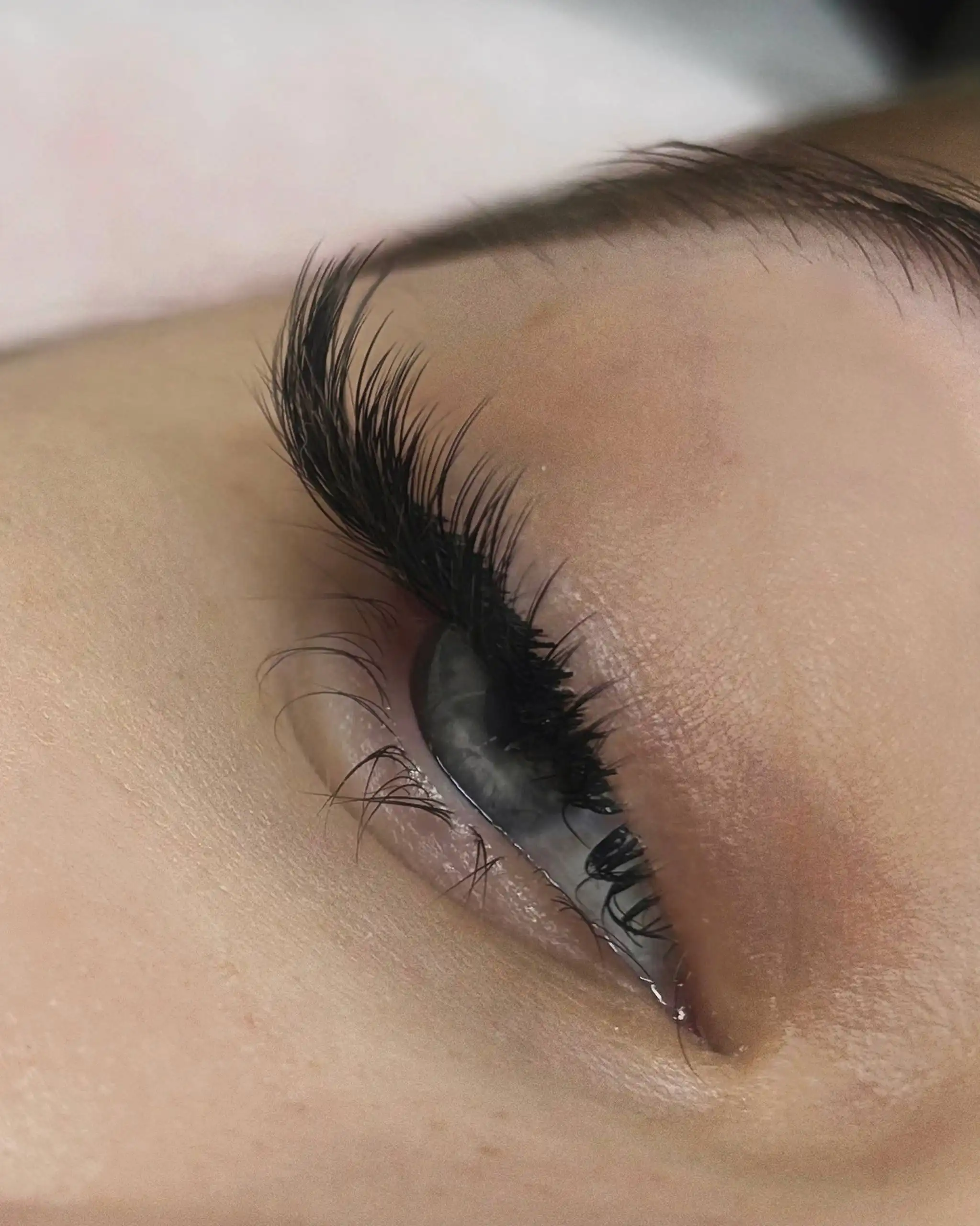 Наращивание и ламинирование ресниц в салоне красоты