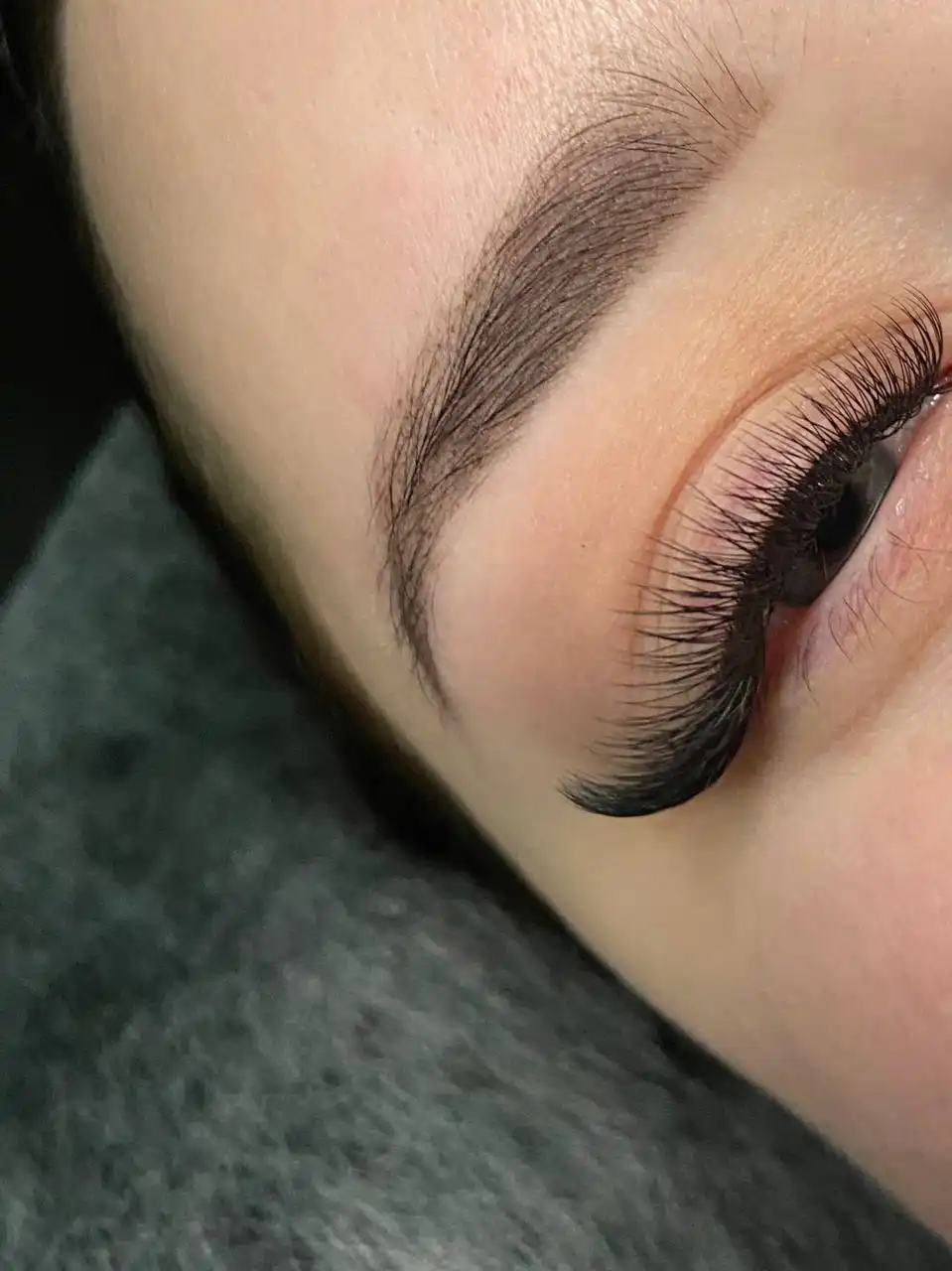 Услуги мастера по наращиванию ресниц в Красноярске