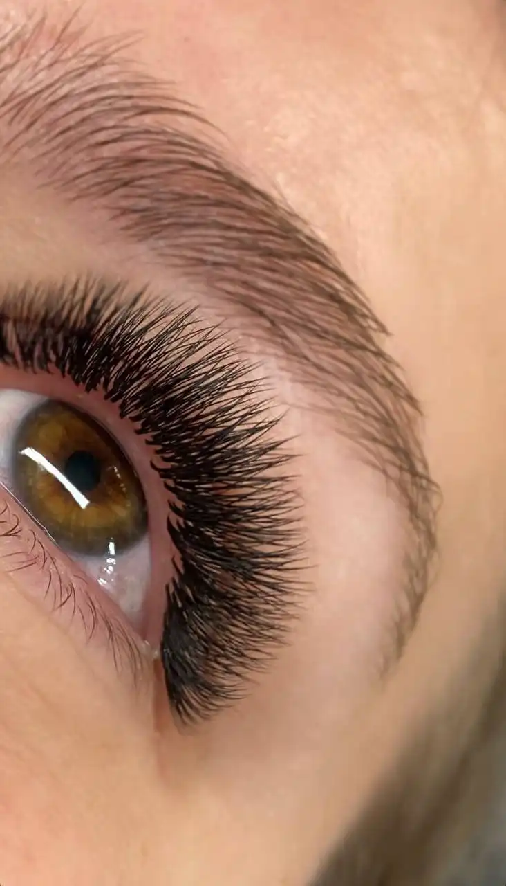 Услуги мастера по наращиванию ресниц в Красноярске