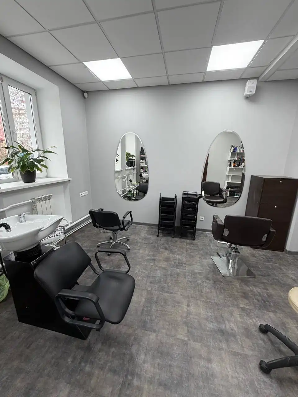 Сдам два рабочих места в салоне красоты - Аренда рабочих мест (Услуги) в Красноярск