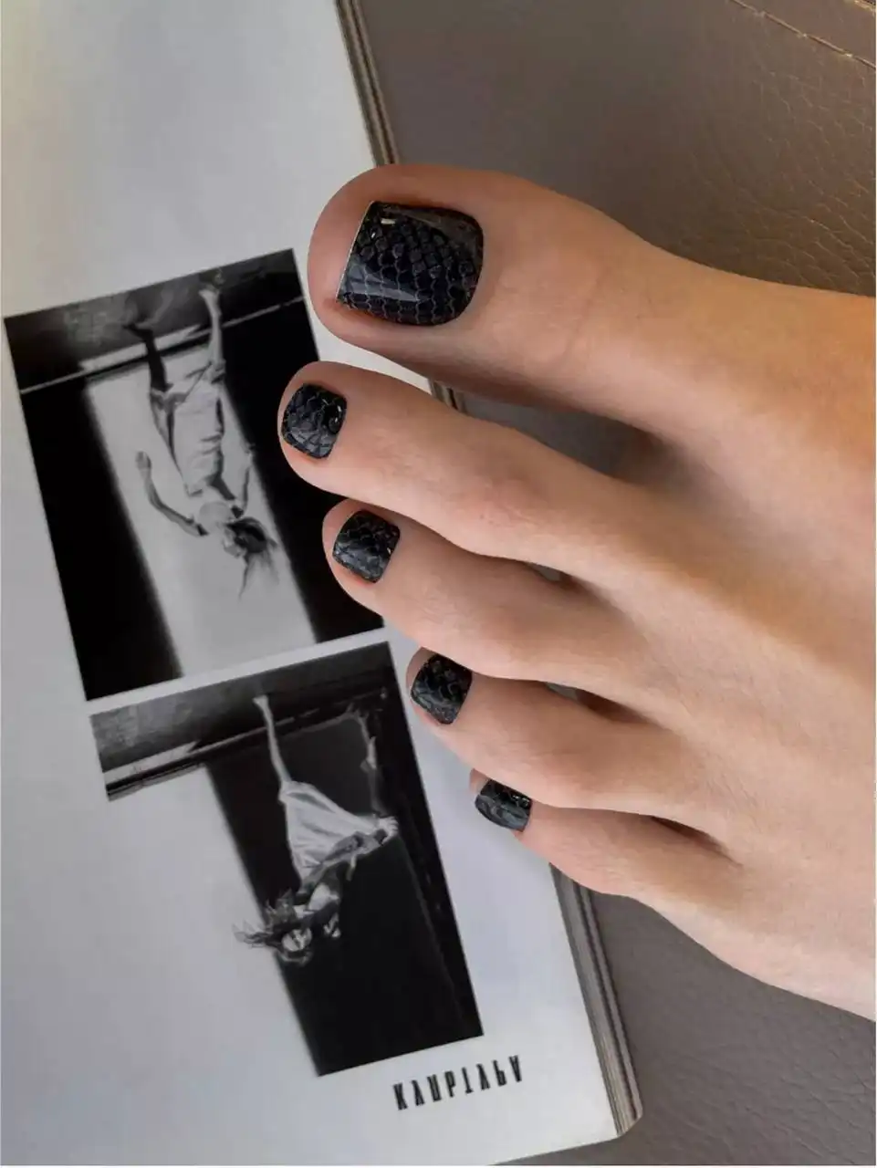 Требуется модель на педикюр с плёнками - Маникюр и педикюр (Услуги) в Красноярск