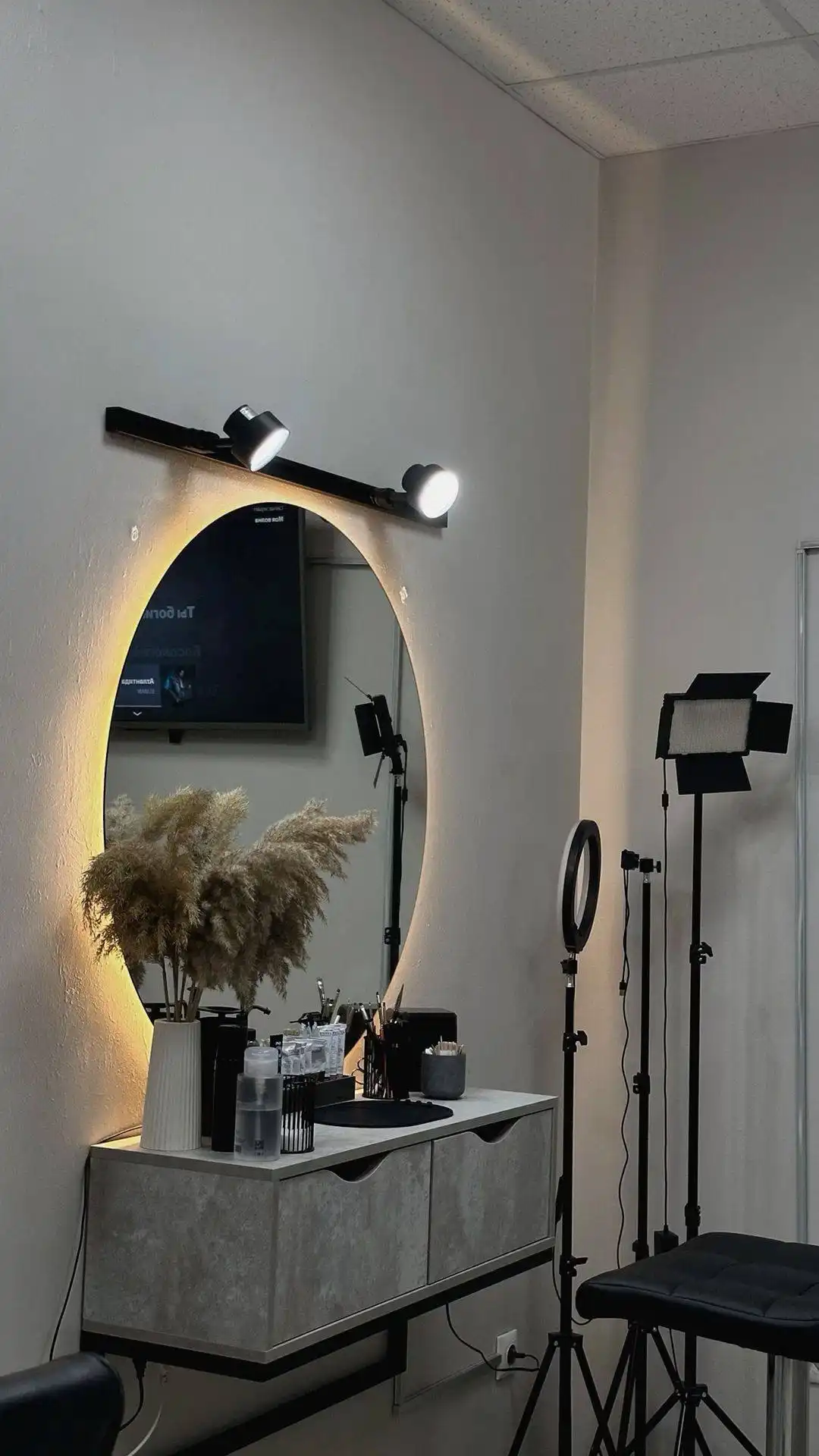 Сдам рабочее место мастеру по бровям в студии ELЕGANT - Аренда рабочего места (Услуги) в Красноярск