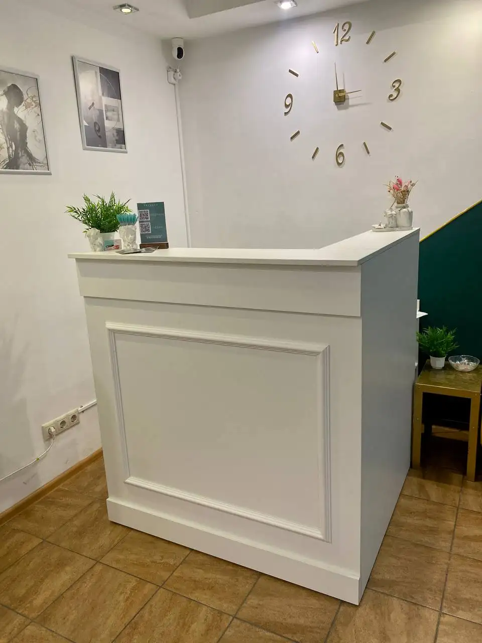 Продам угловой ресепшн - Мебель для бизнеса (Готовый бизнес и оборудование) в Красноярск