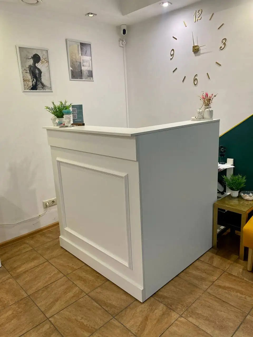 Продам угловой ресепшн - Мебель для бизнеса (Готовый бизнес и оборудование) в Красноярск