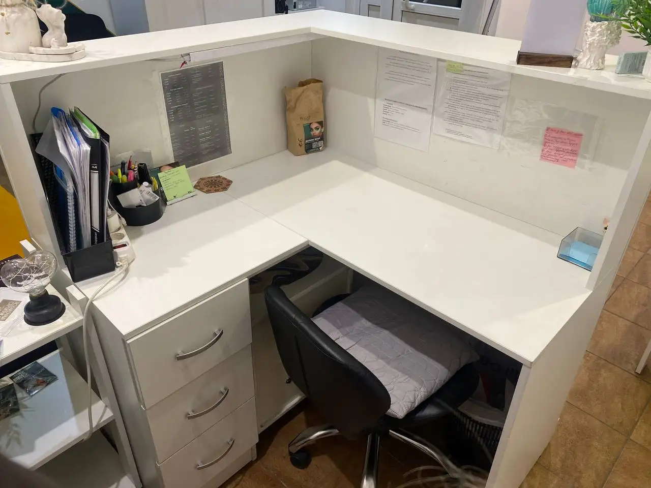 Продам угловой ресепшн - Мебель для бизнеса (Готовый бизнес и оборудование) в Красноярск