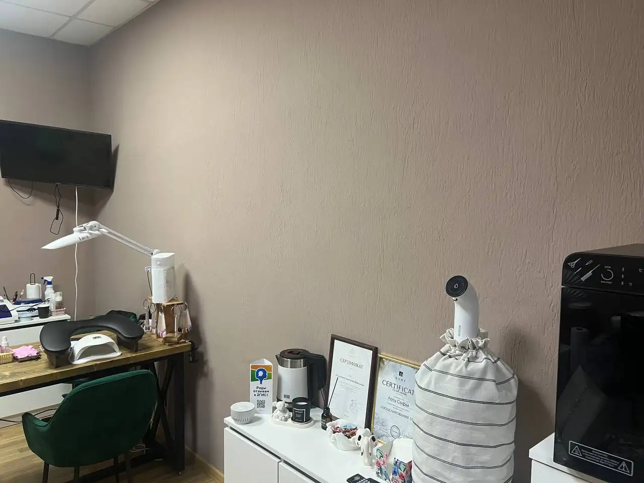 Аренда рабочего места для мастера маникюра, бровиста или визажиста - Аренда рабочего места (Услуги) в Красноярск