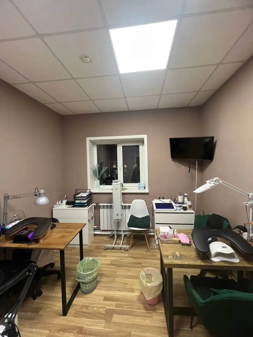 Аренда стола для мастера маникюра, бровиста или визажиста - Аренда (Услуги) в Красноярск