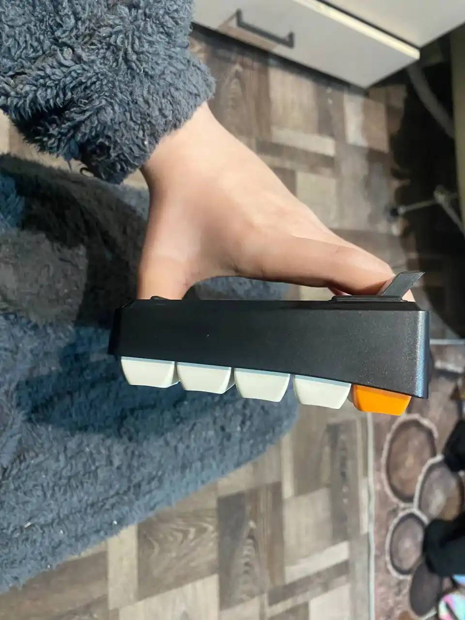 Механическая клавиатура с желтыми свечами