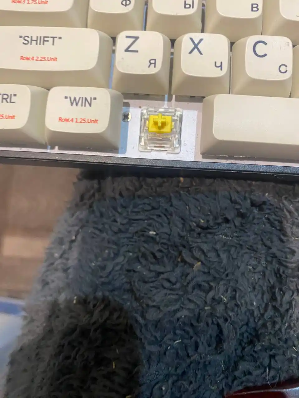 Механическая клавиатура с желтыми свечами