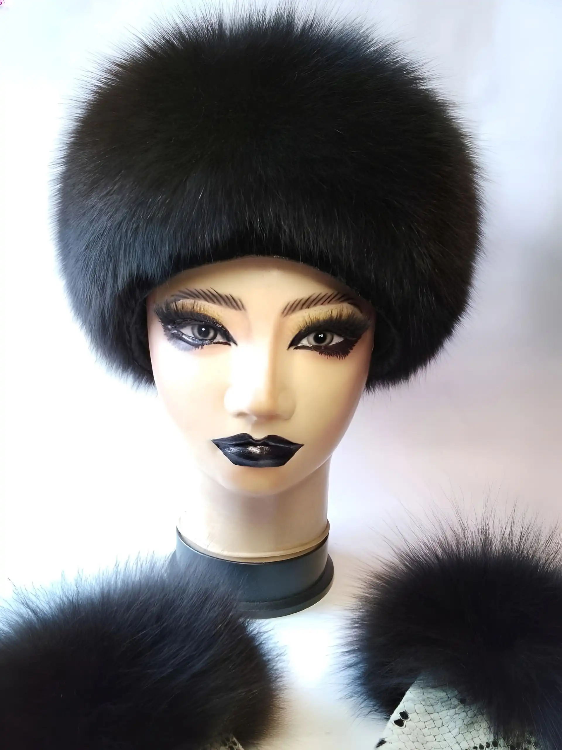 Шапка кубанка с варежками из крашеного песца и замши