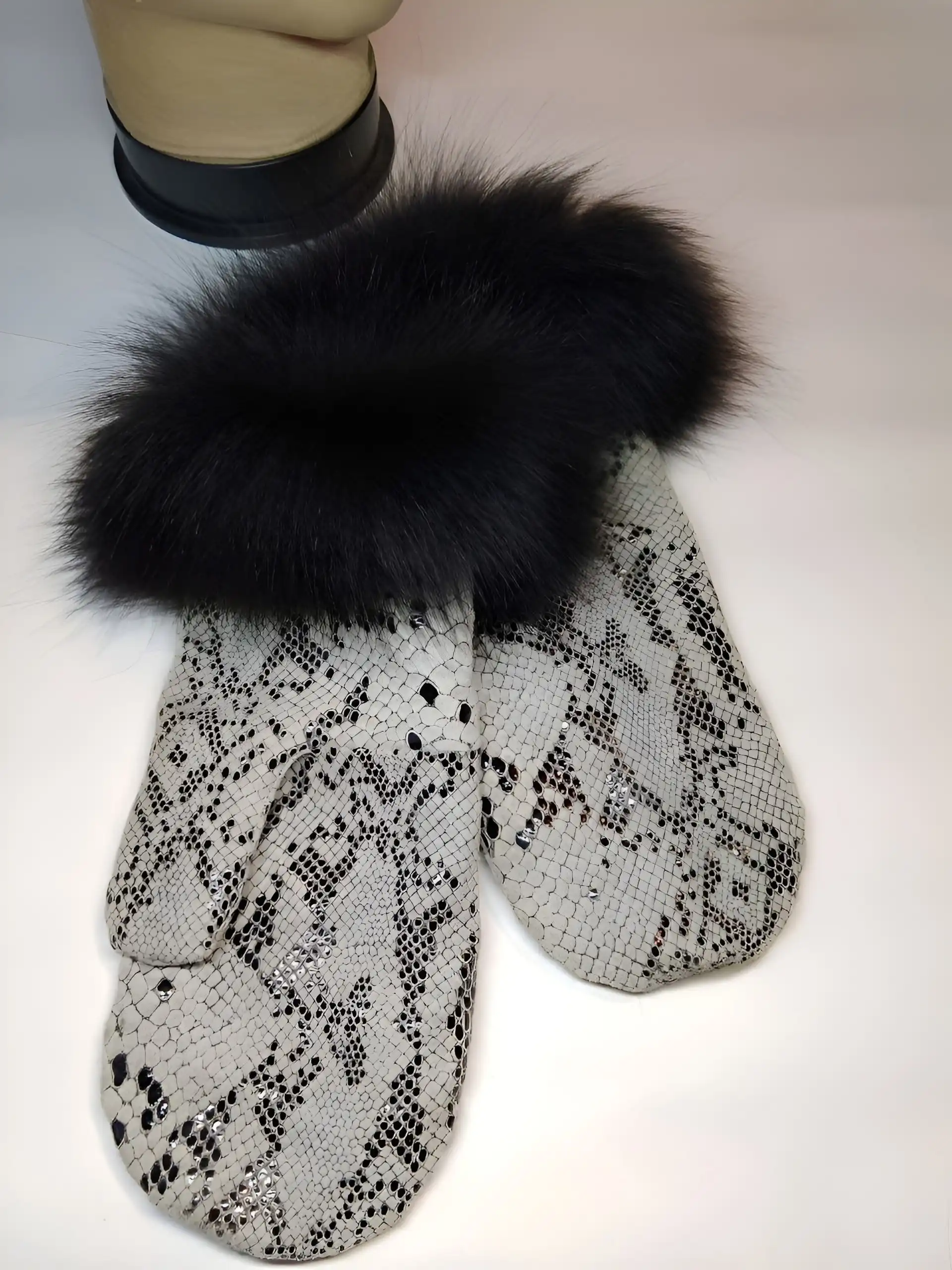 Шапка кубанка с варежками из крашеного песца и замши