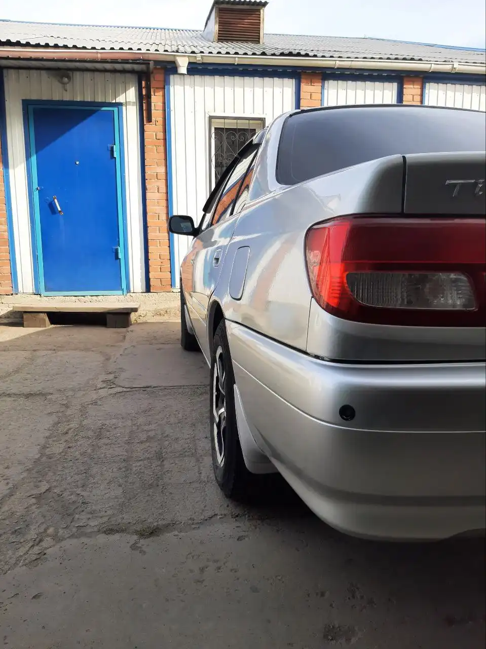 Продам Карину в отличном состоянии