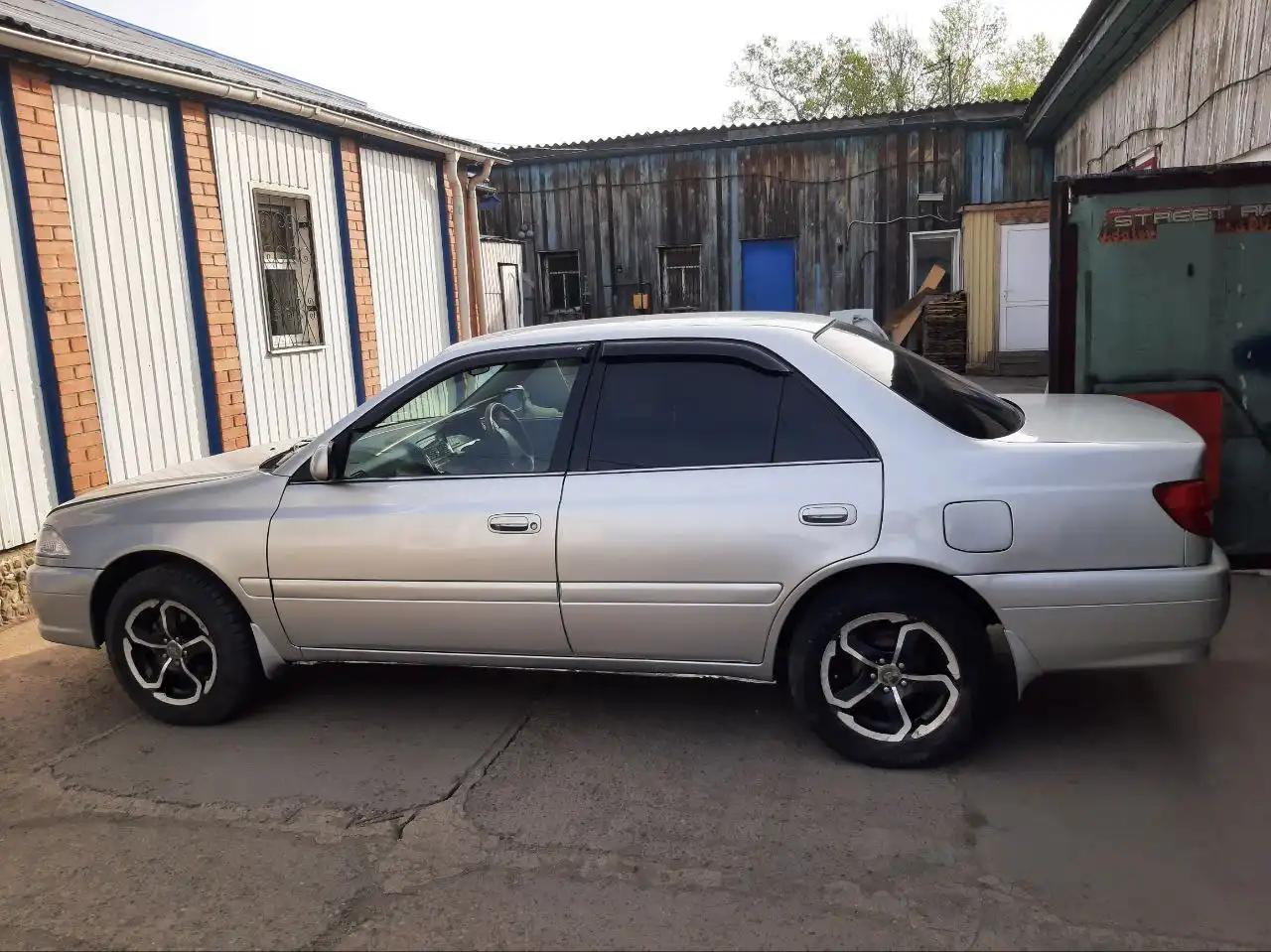 Продам Карину в отличном состоянии