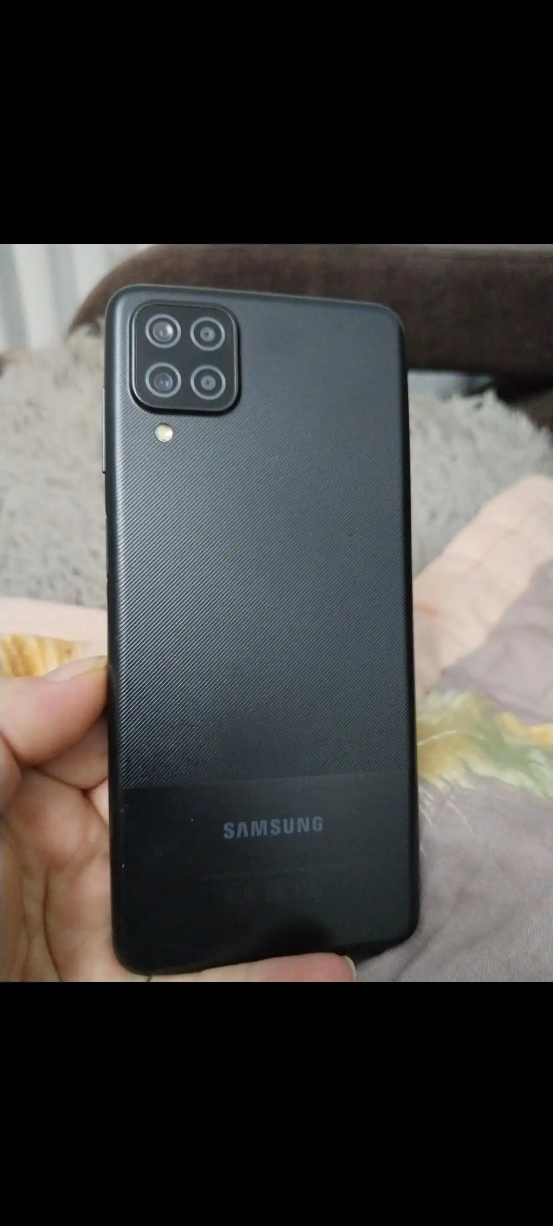 Продам смартфон Samsung A12 с треснутым защитным стеклом