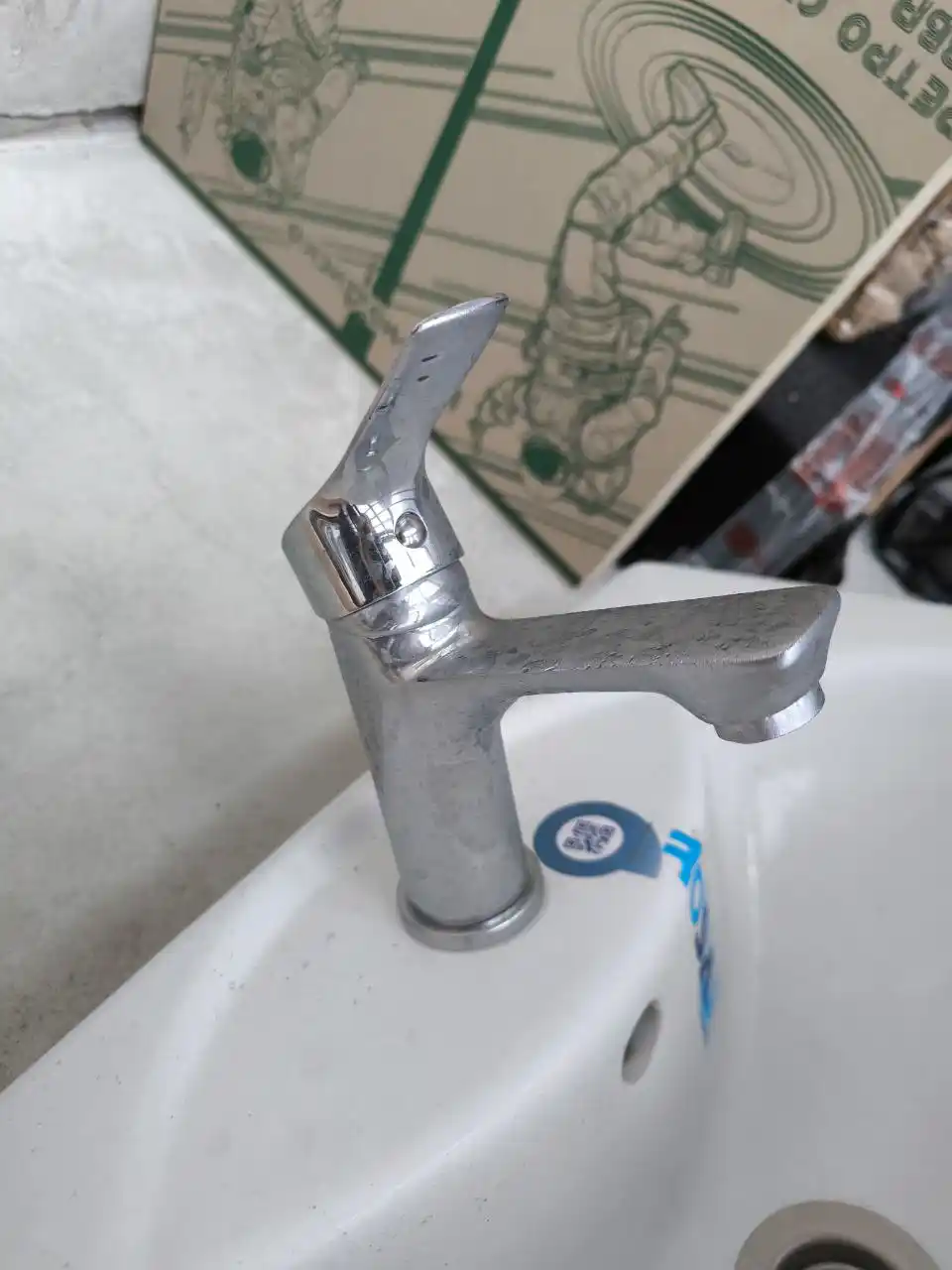 Раковина от застройщика с смесителем