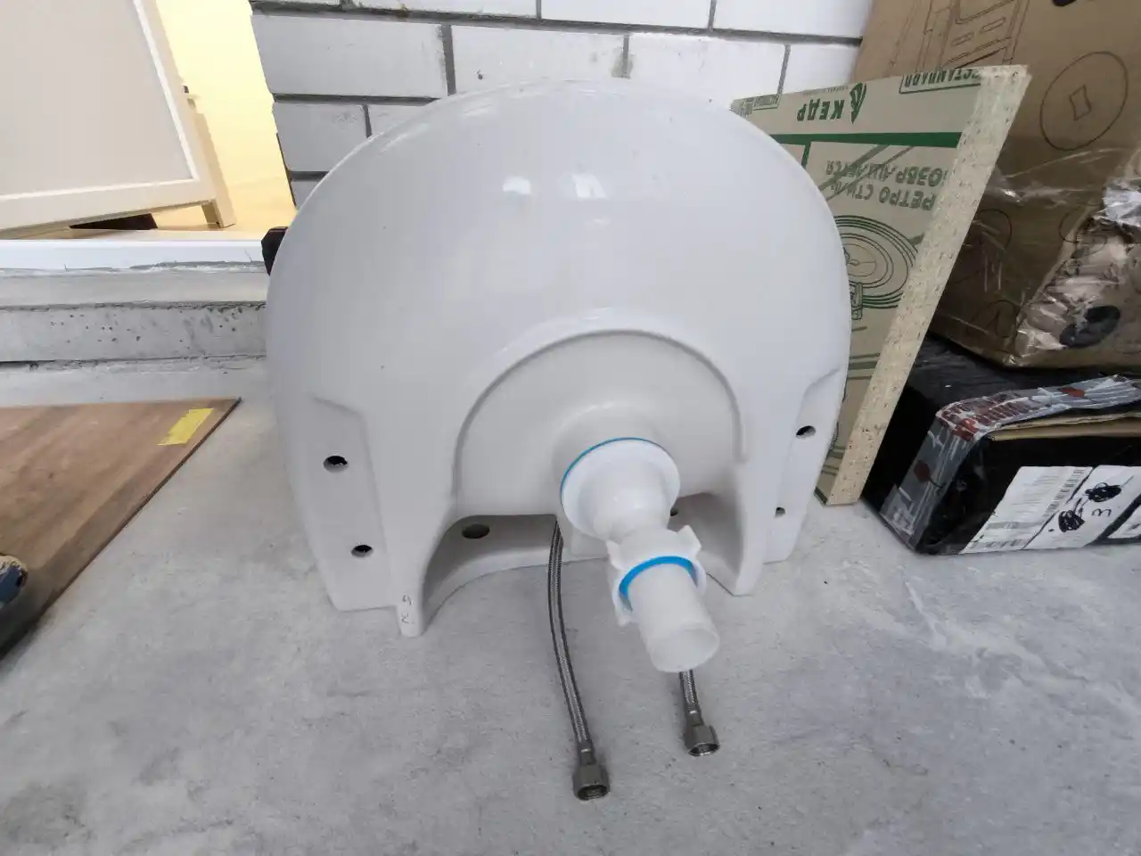 Раковина от застройщика с смесителем