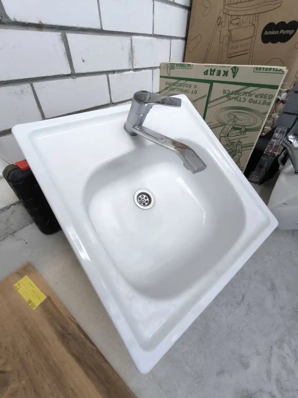 Раковина от застройщика с смесителем