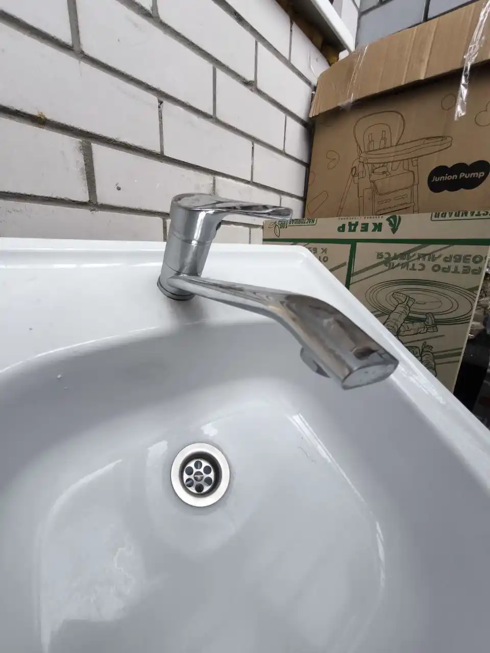 Раковина от застройщика с смесителем