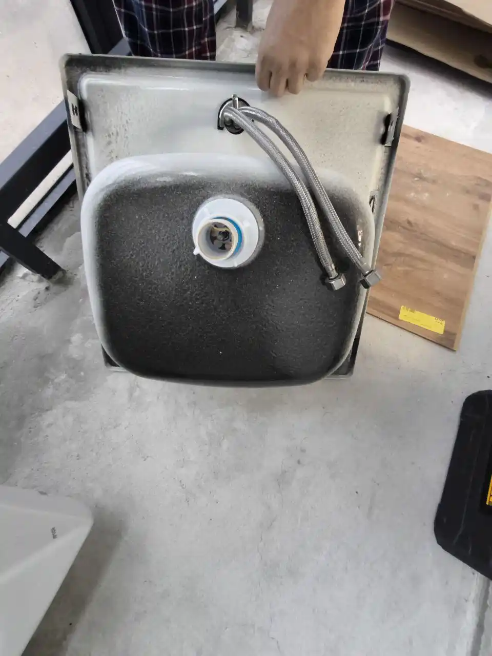 Раковина от застройщика с смесителем