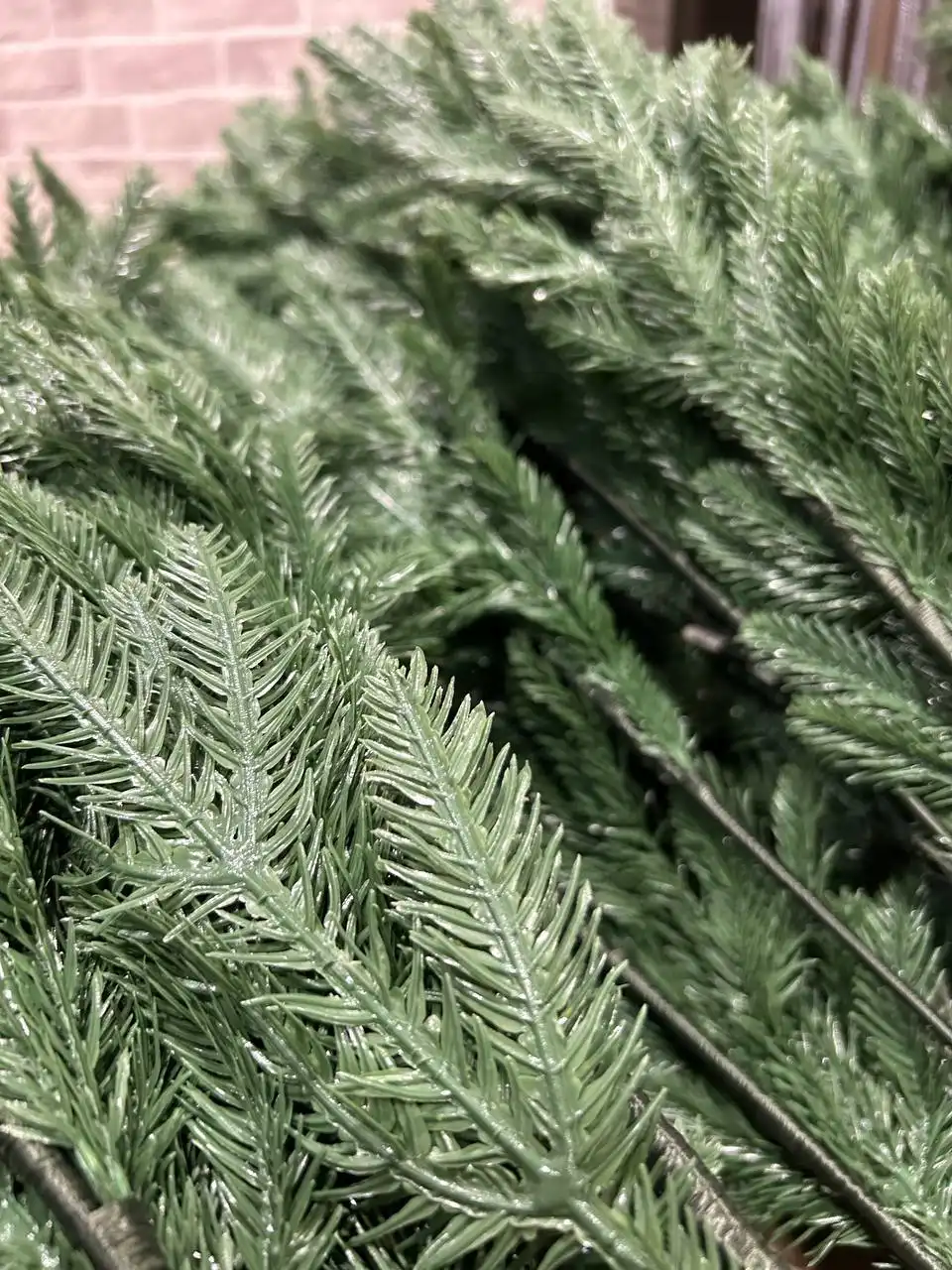 Ель 210 полностью литая с подставкой