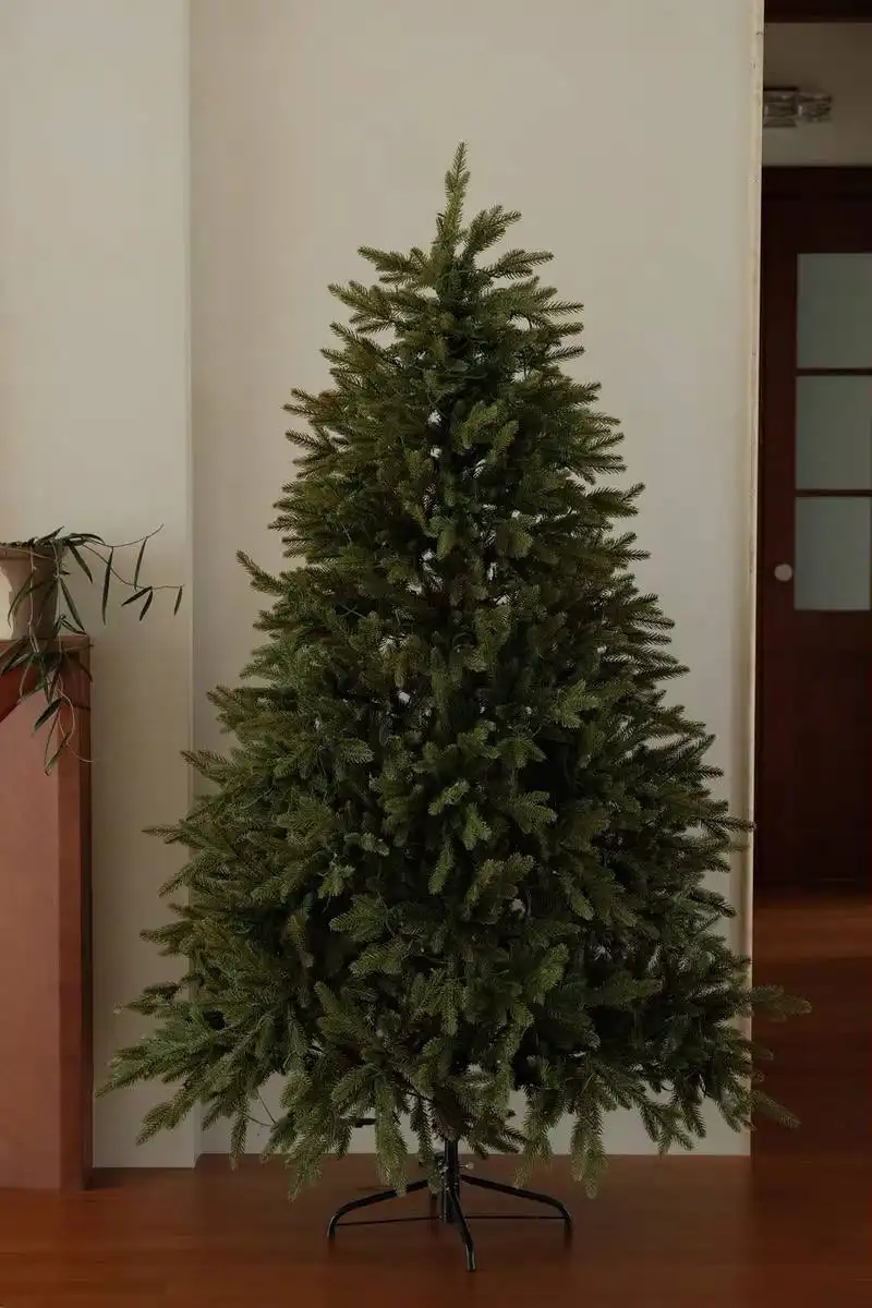 Ель 210 полностью литая с подставкой