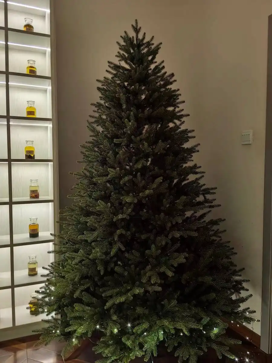 Ель 210 полностью литая с подставкой