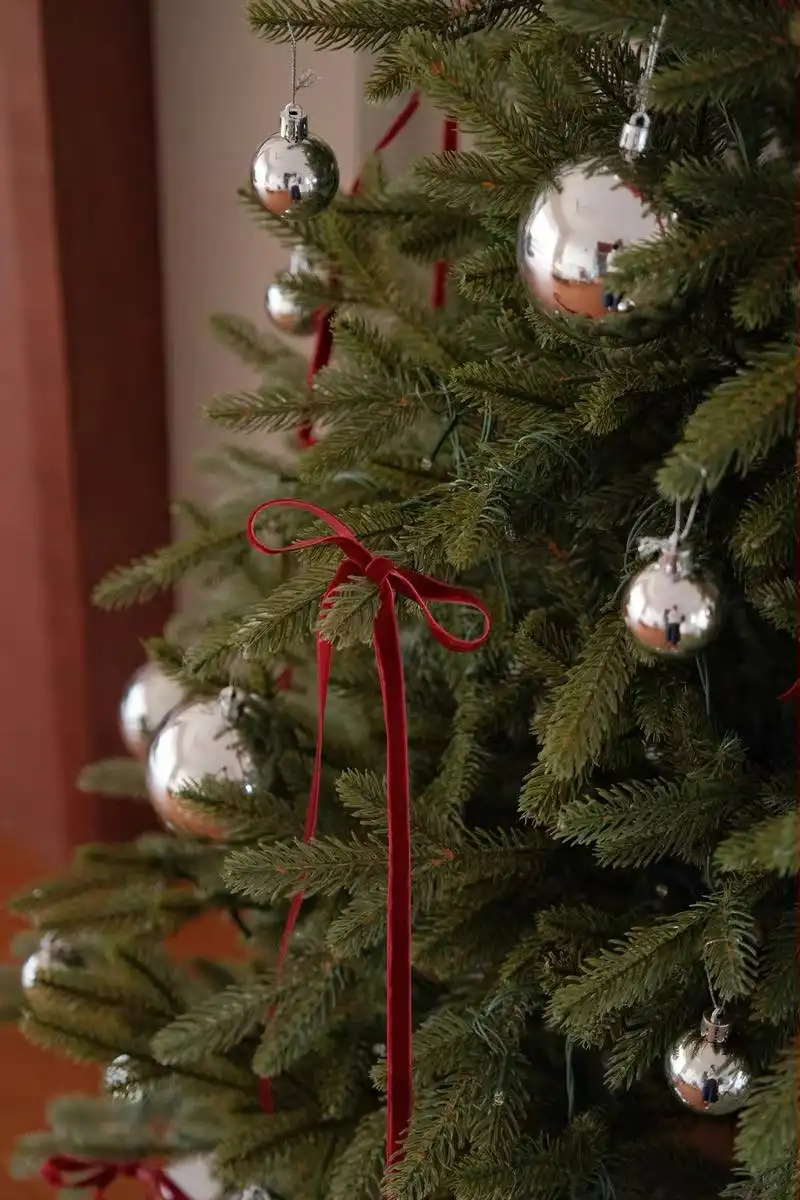 Ель 210 полностью литая с подставкой