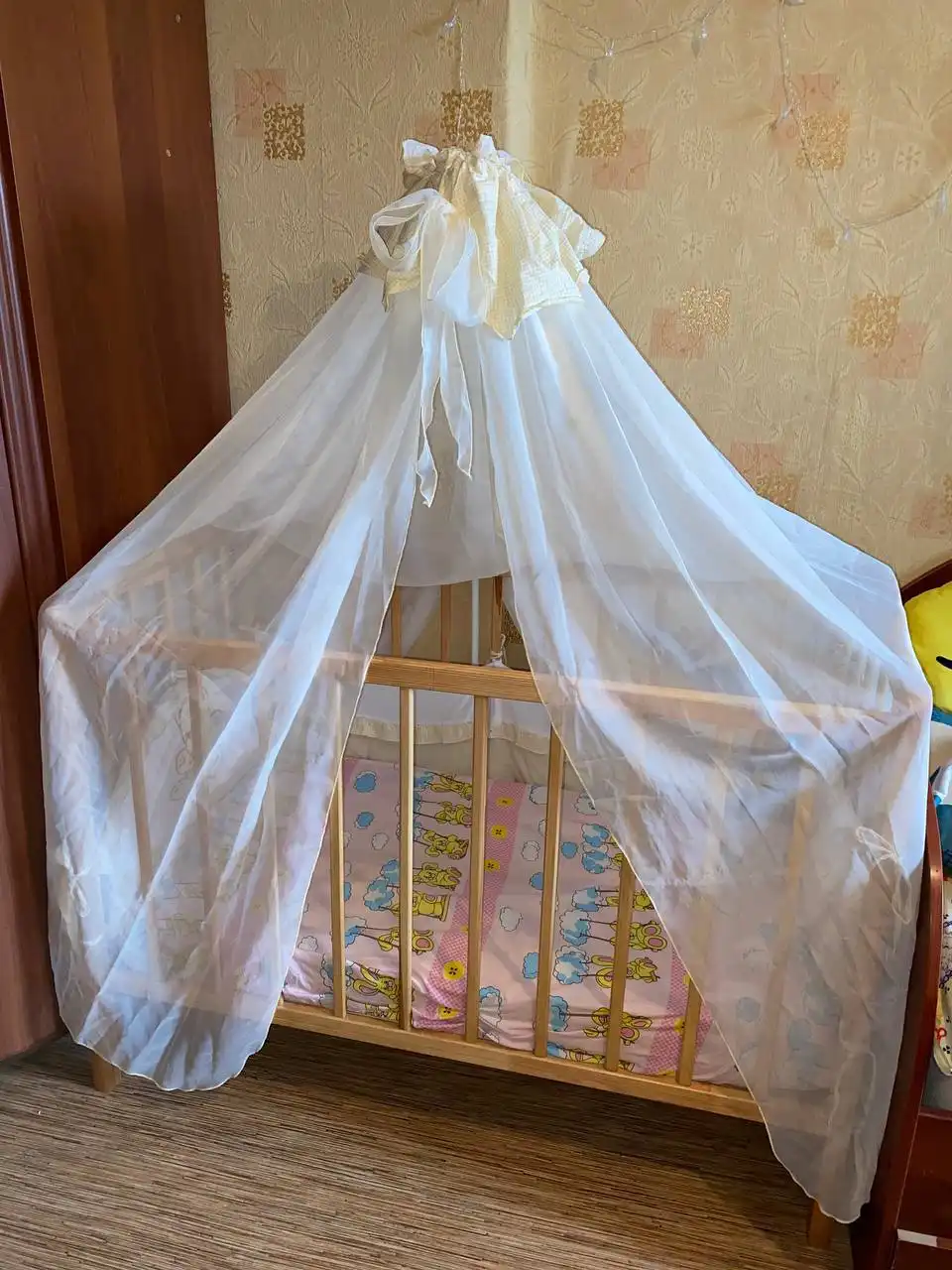 Детская кроватка с маятником и комплектом