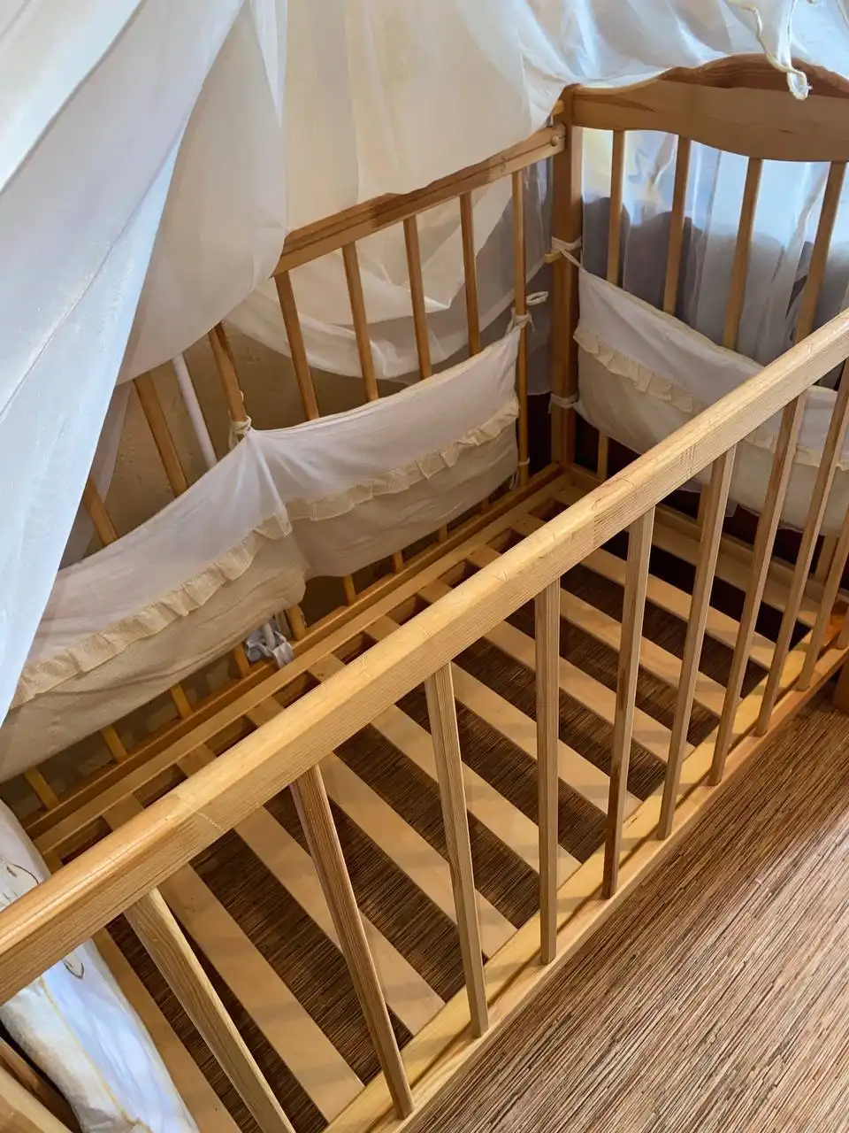 Детская кроватка с маятником и комплектом