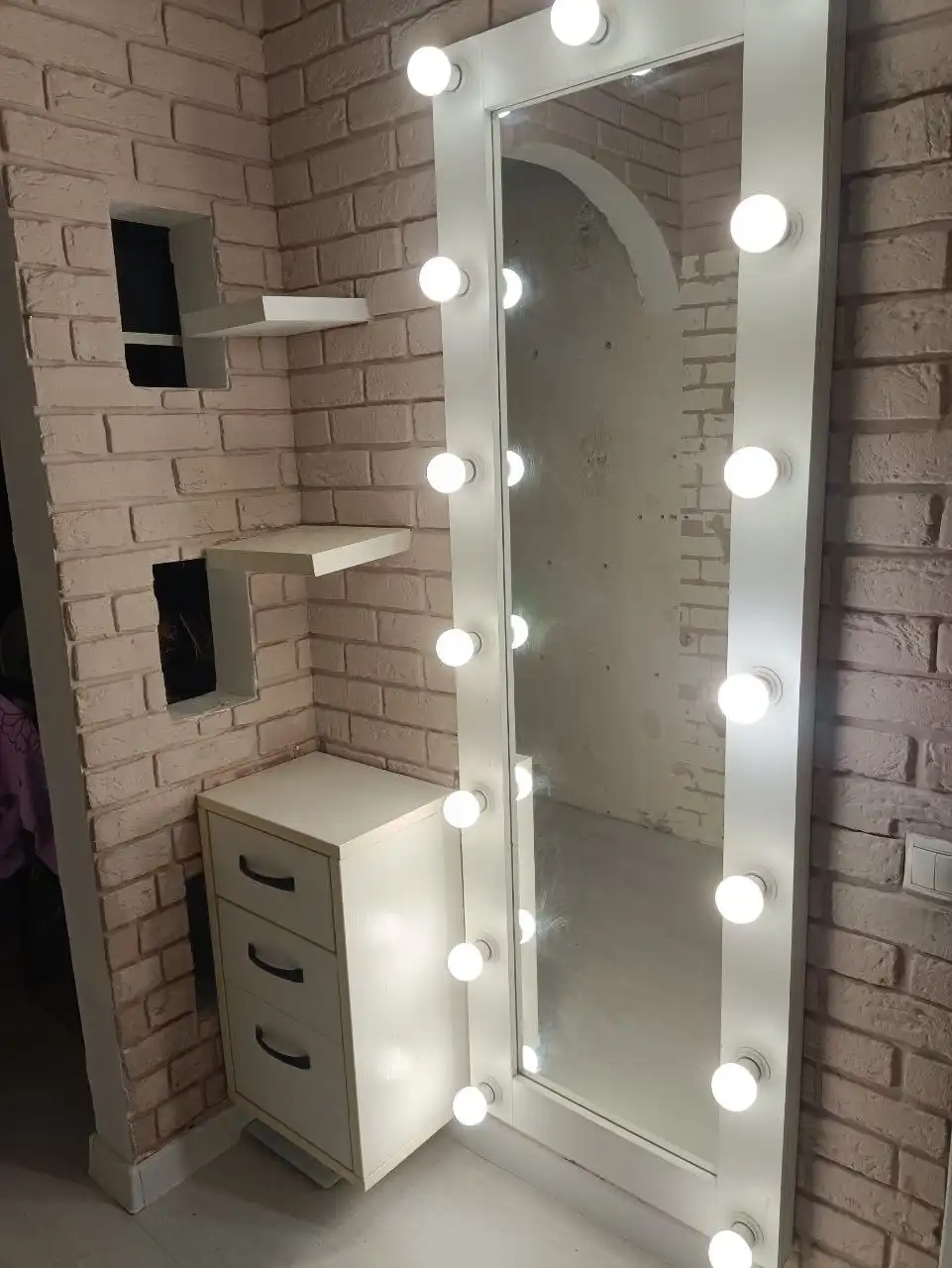 Продажа зеркала с лампочками