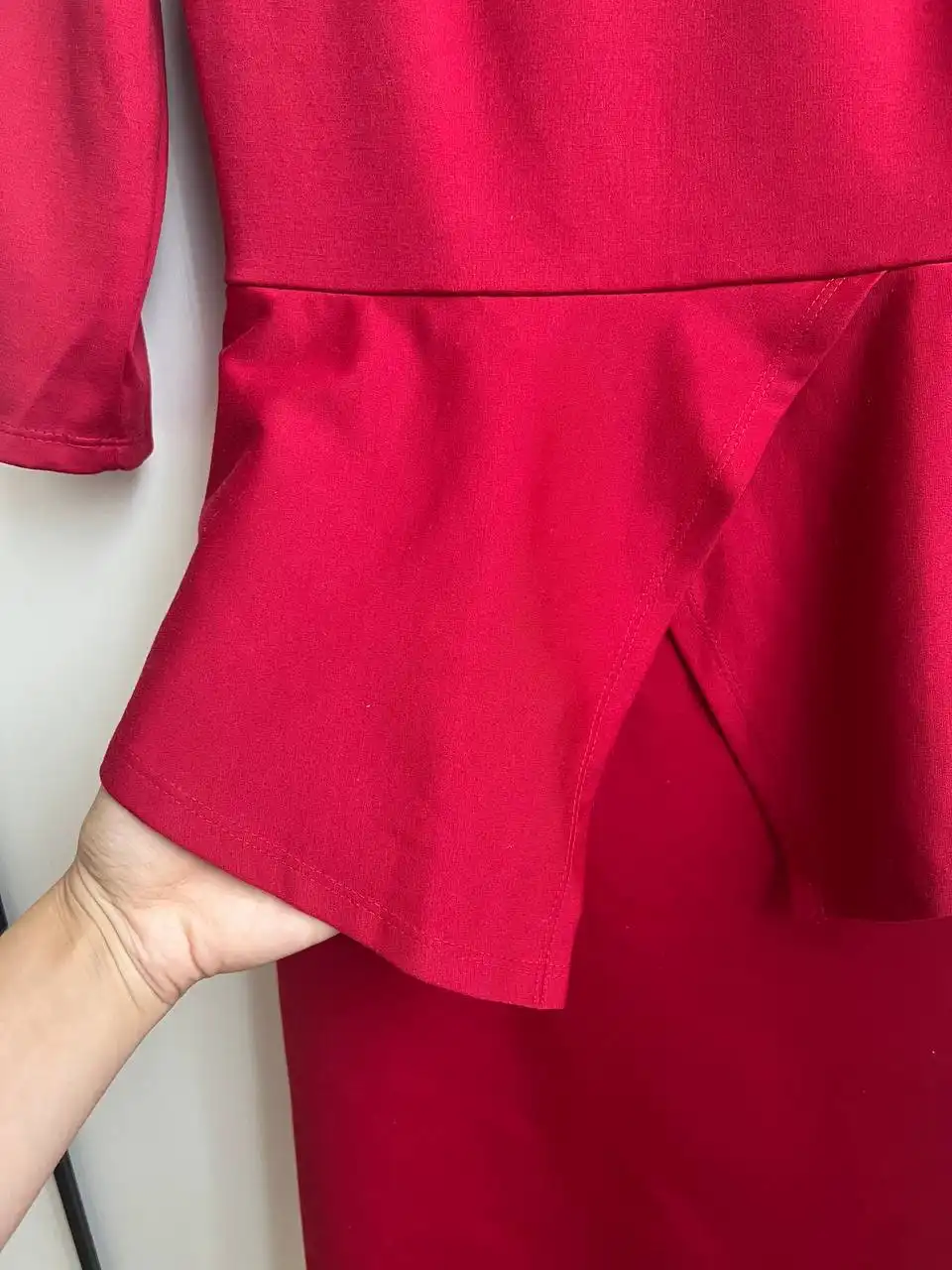 Красно-бордовое трикотажное платье с баской