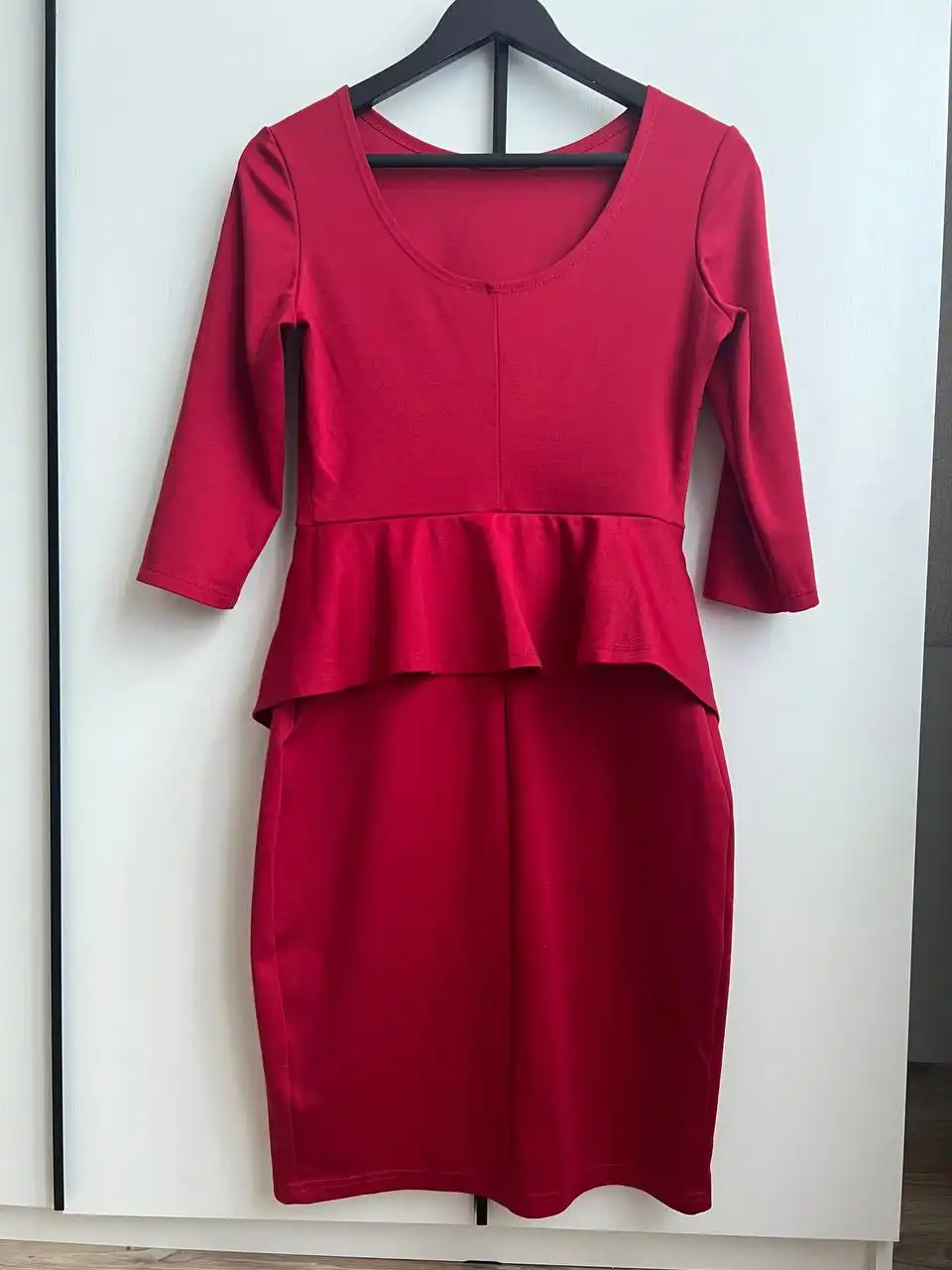 Красно-бордовое трикотажное платье с баской