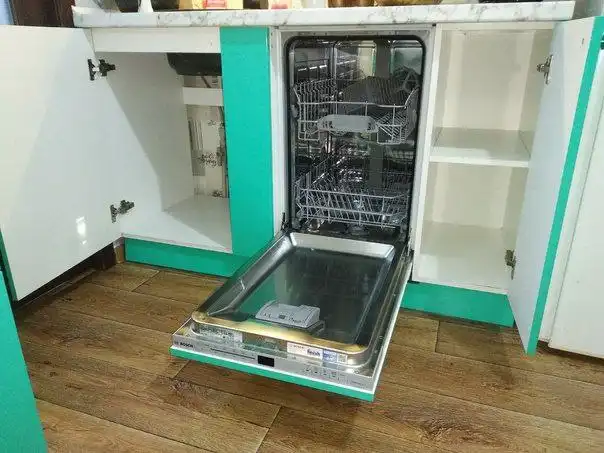 Продам кухонный гарнитур ЛДСП с полновстраиваемой вытяжкой Centek