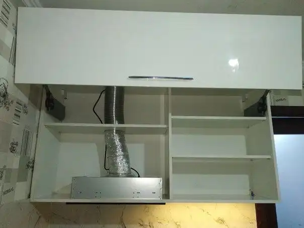 Продам кухонный гарнитур ЛДСП с полновстраиваемой вытяжкой Centek