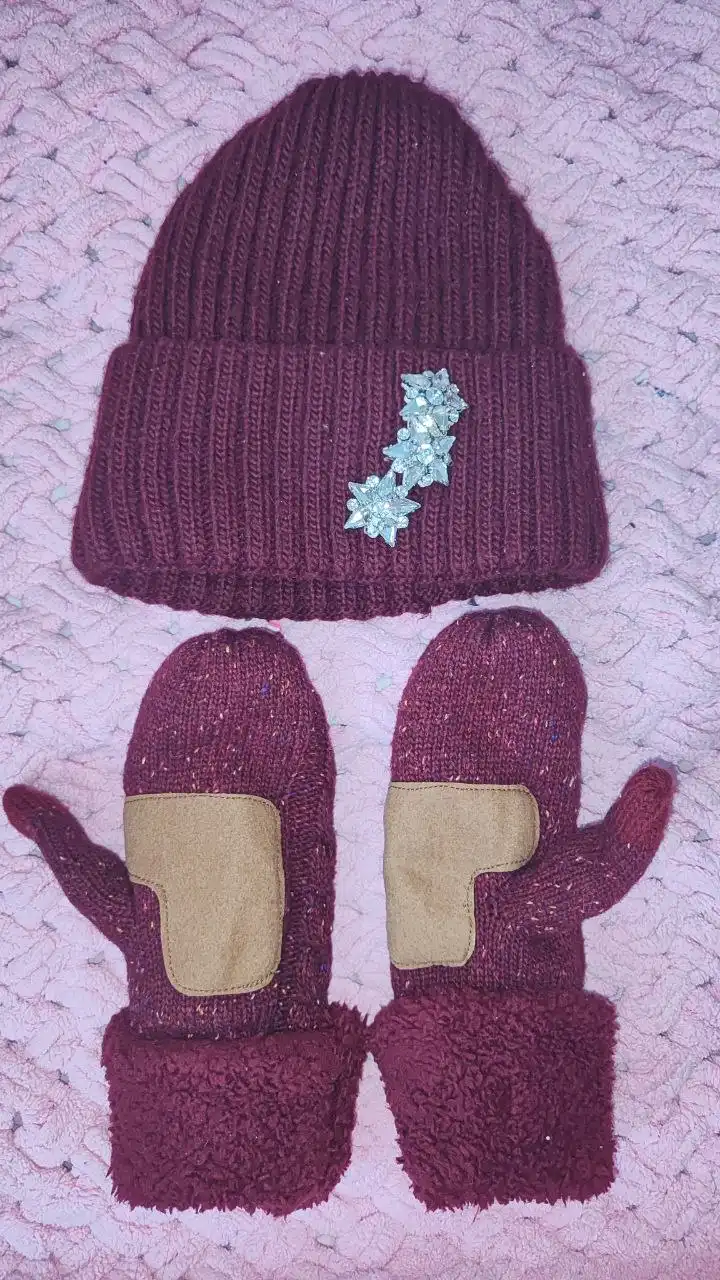 Продам комплект: шапка, снуд и варежки