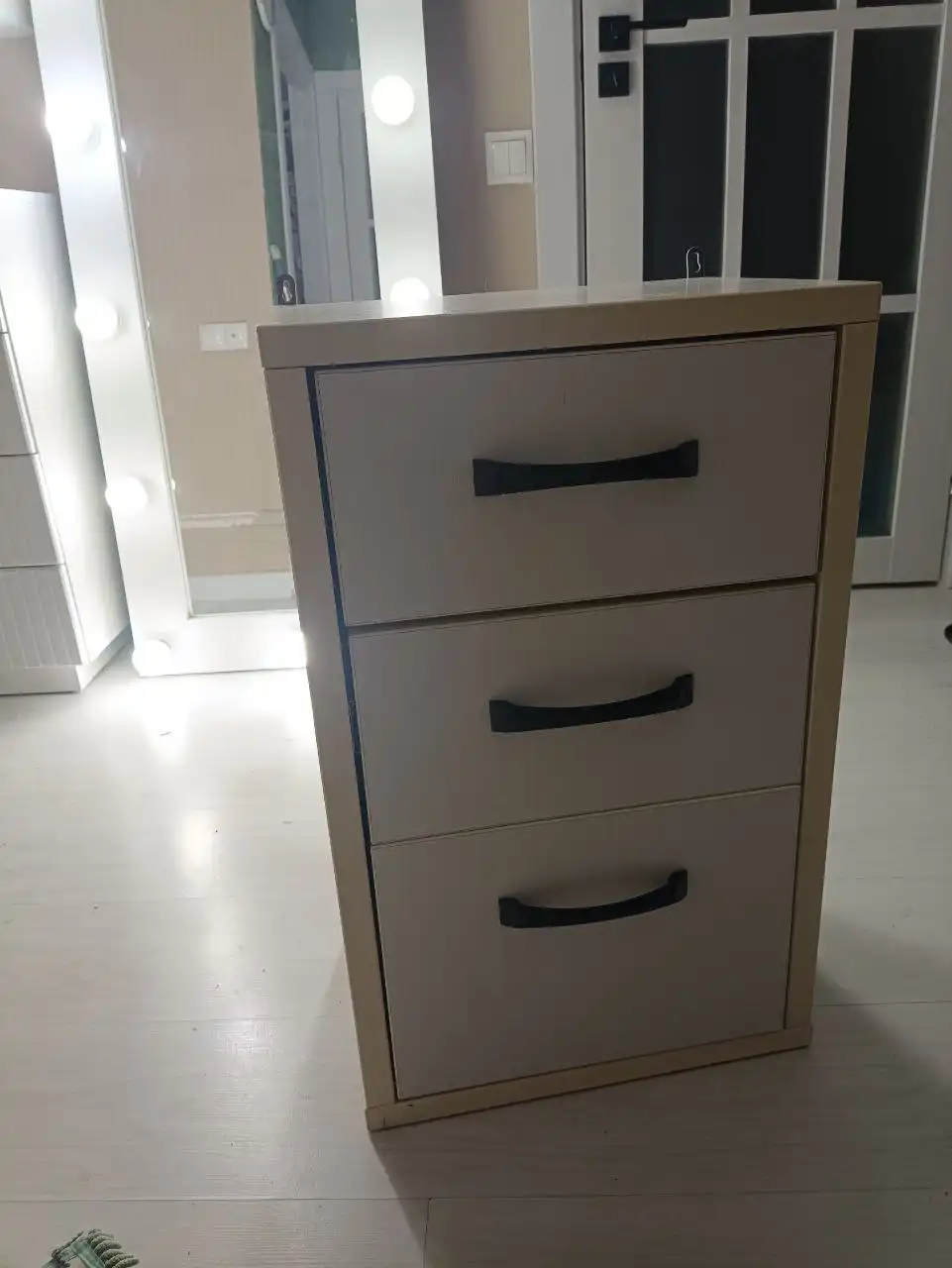 Продажа белой тумбочки